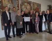 Freudige Gesichter bei der Spendenübergabe des Freundeskreises durch deren Vorsitzenden Ferdinand Reithmeyr an Äbtissin Gertrud Pesch.