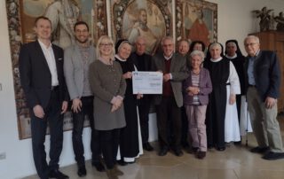 Freudige Gesichter bei der Spendenübergabe des Freundeskreises durch deren Vorsitzenden Ferdinand Reithmeyr an Äbtissin Gertrud Pesch.